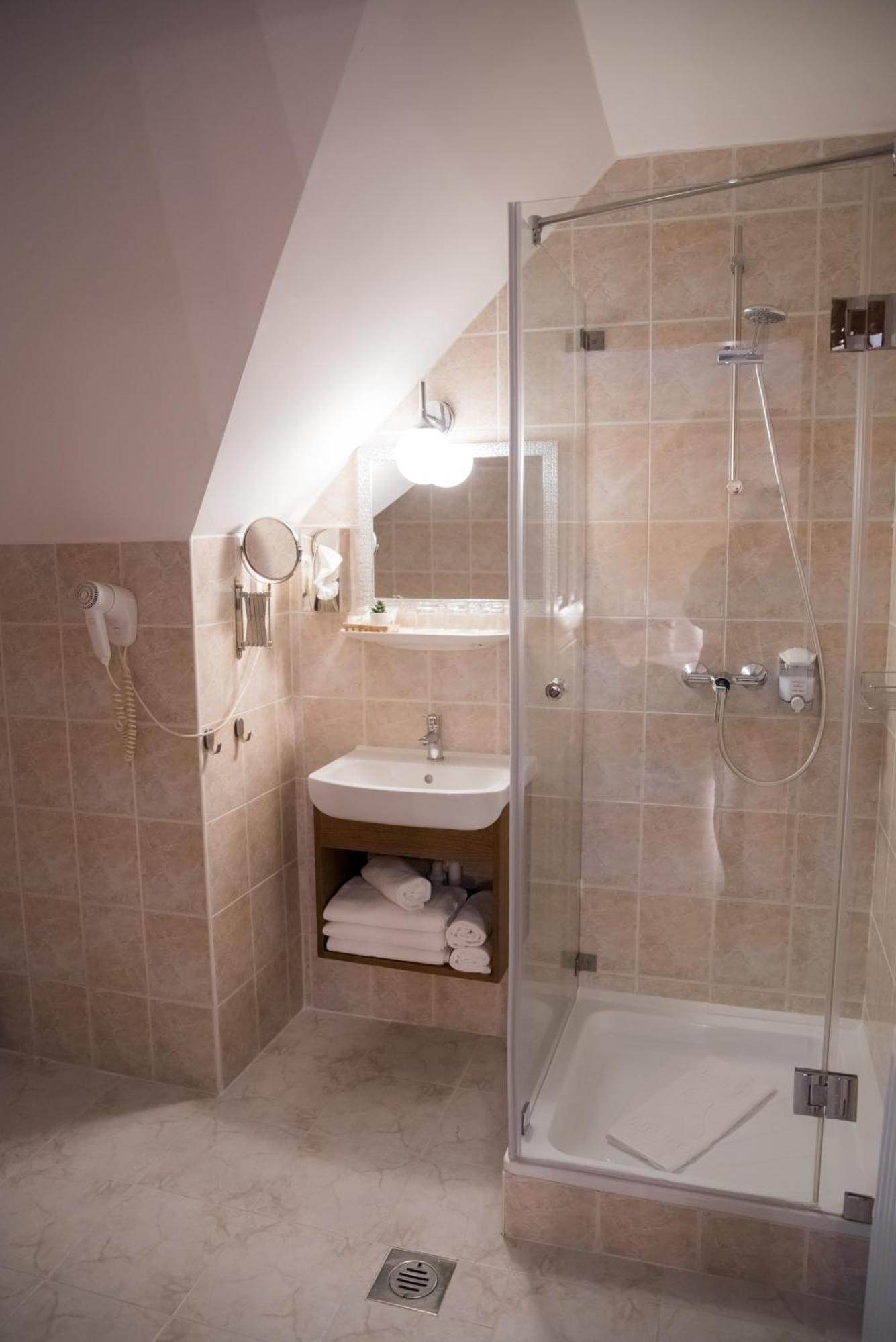 Vinum Hotel Kiskoros Buitenkant foto