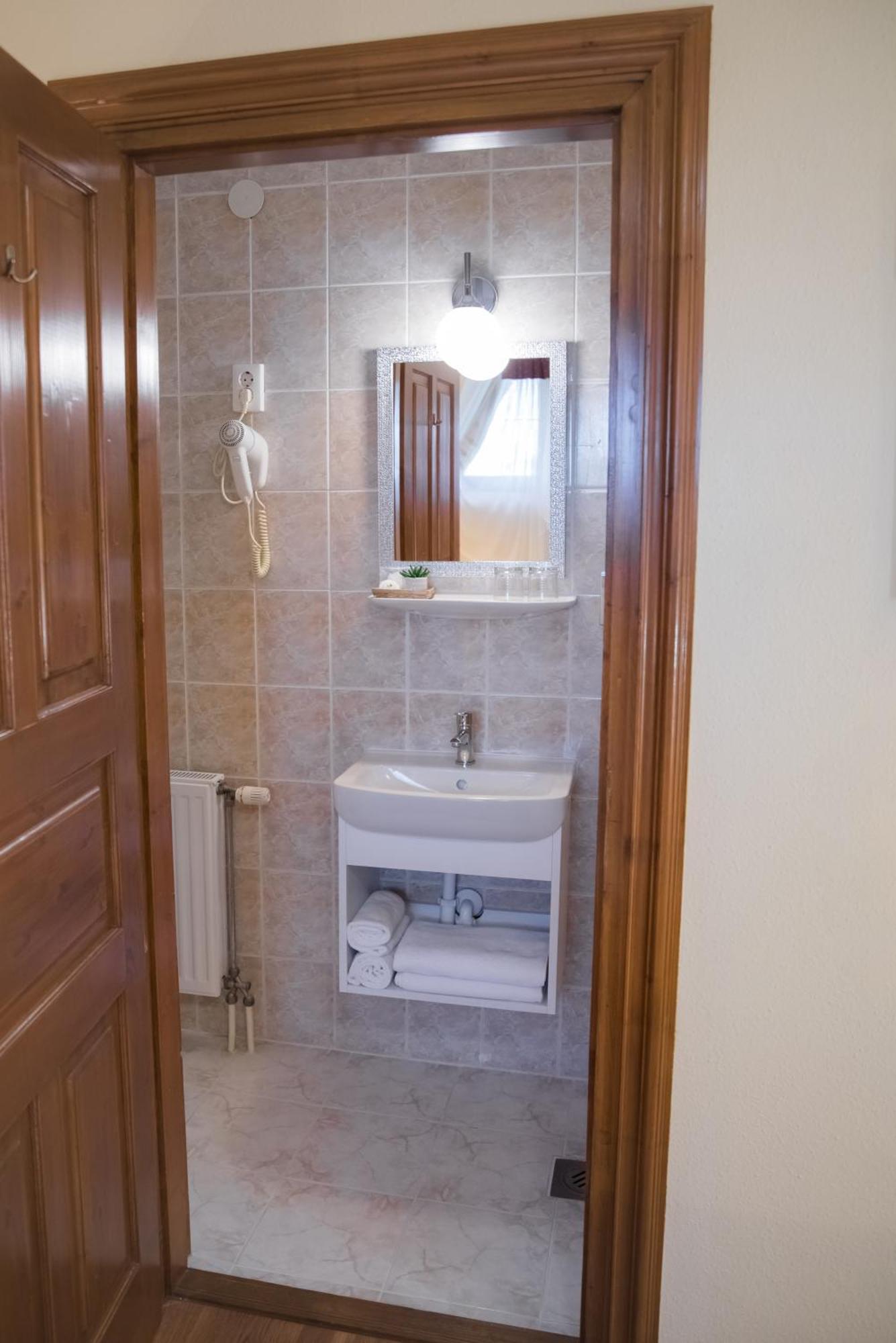 Vinum Hotel Kiskoros Buitenkant foto