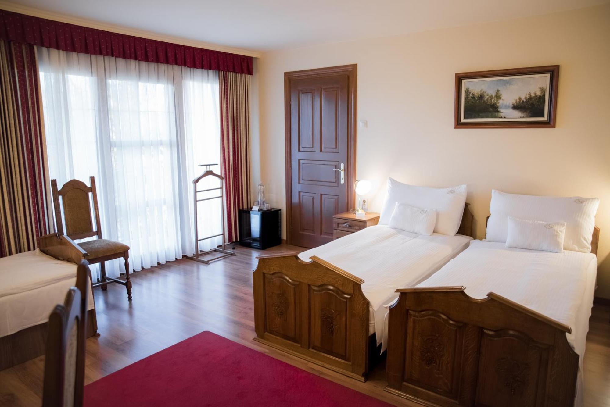 Vinum Hotel Kiskoros Buitenkant foto