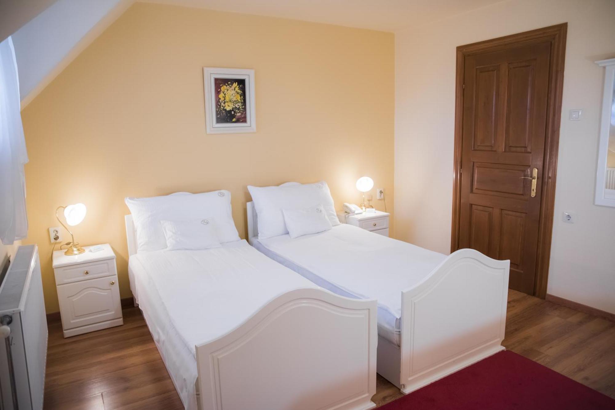 Vinum Hotel Kiskoros Buitenkant foto