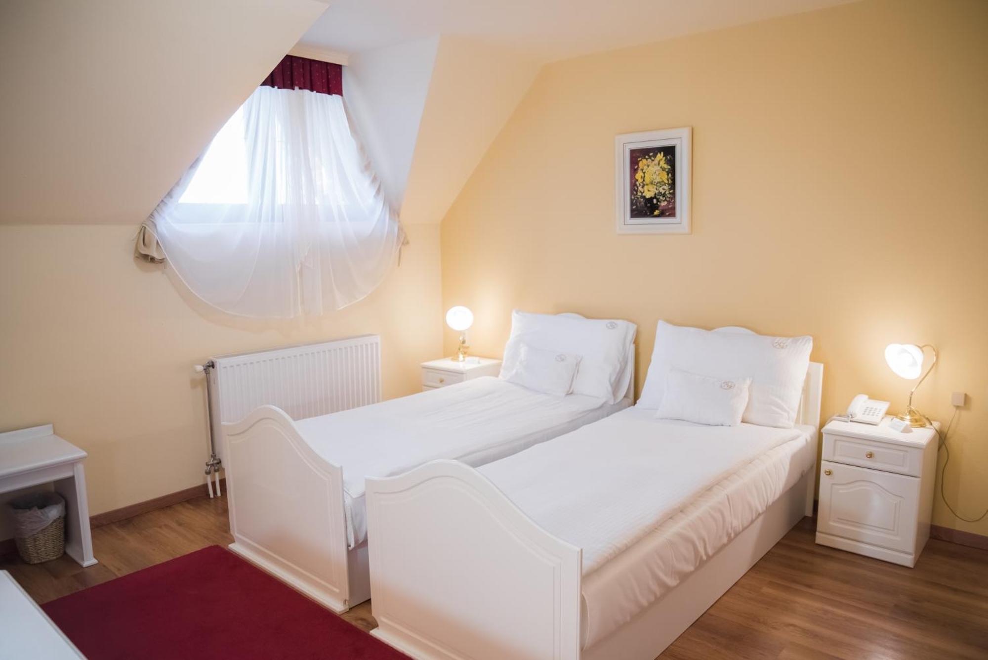 Vinum Hotel Kiskoros Buitenkant foto