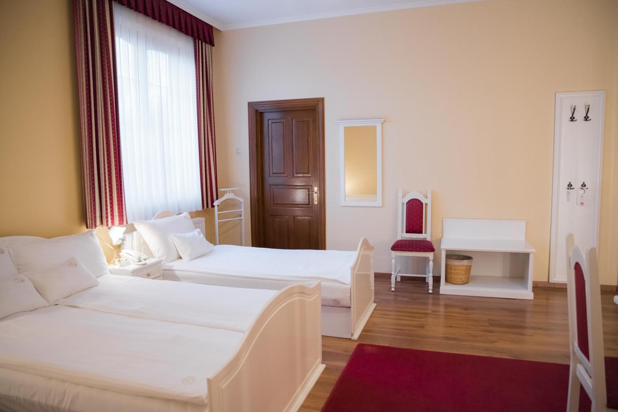 Vinum Hotel Kiskoros Buitenkant foto
