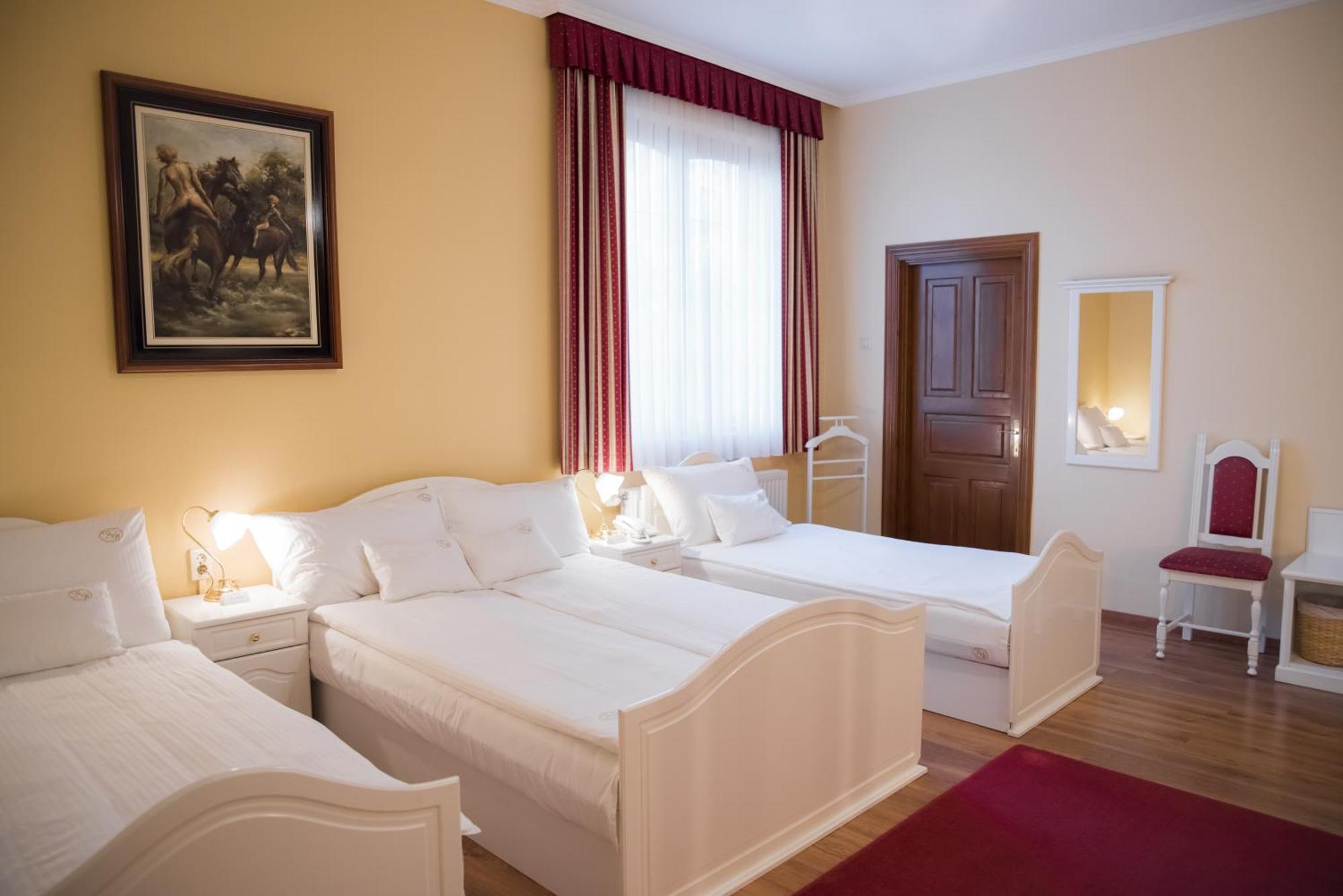 Vinum Hotel Kiskoros Buitenkant foto