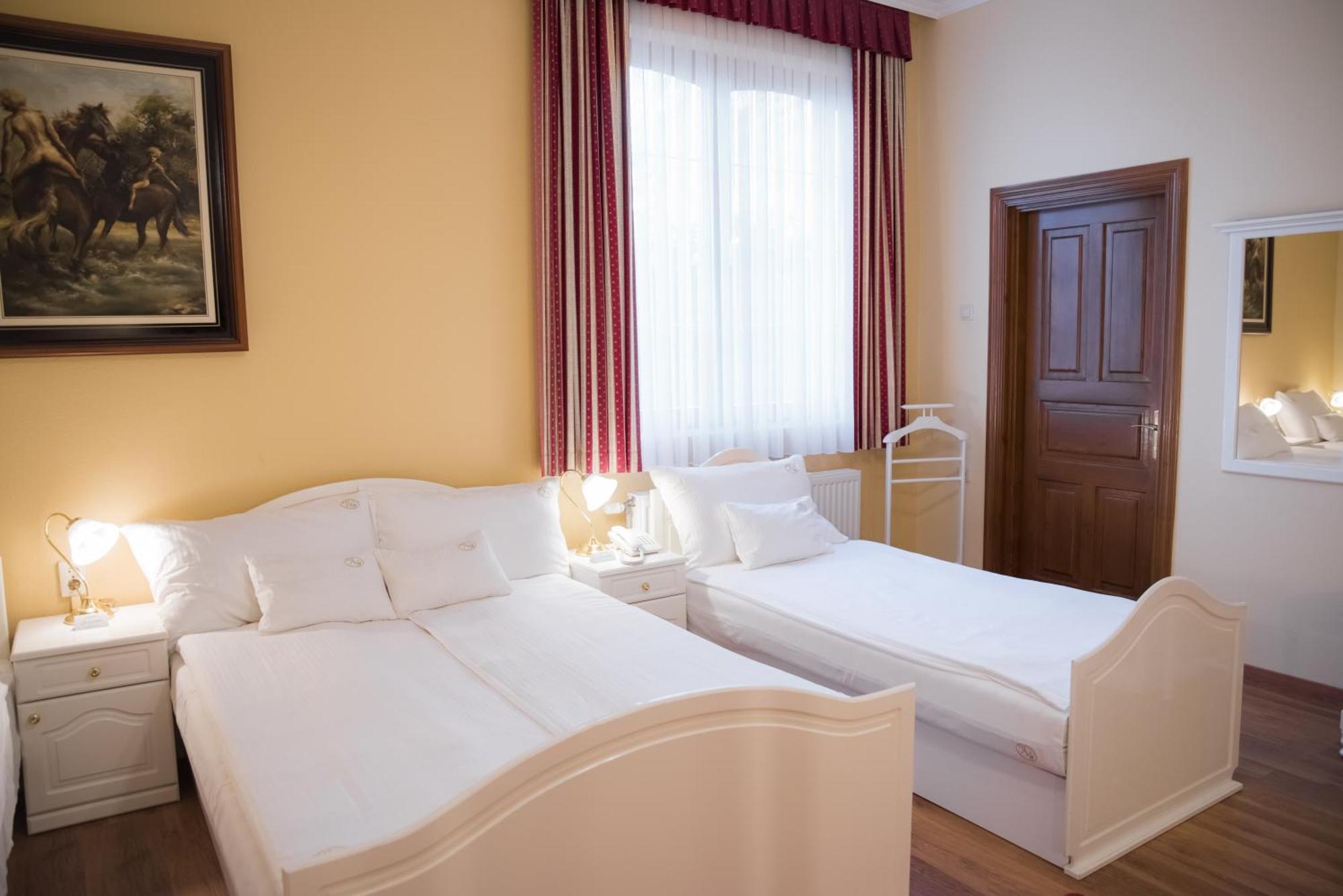 Vinum Hotel Kiskoros Buitenkant foto