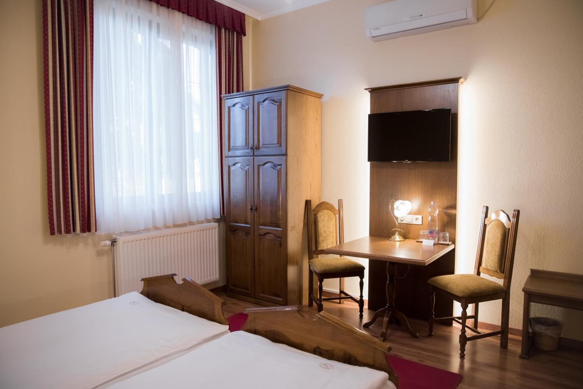 Vinum Hotel Kiskoros Buitenkant foto