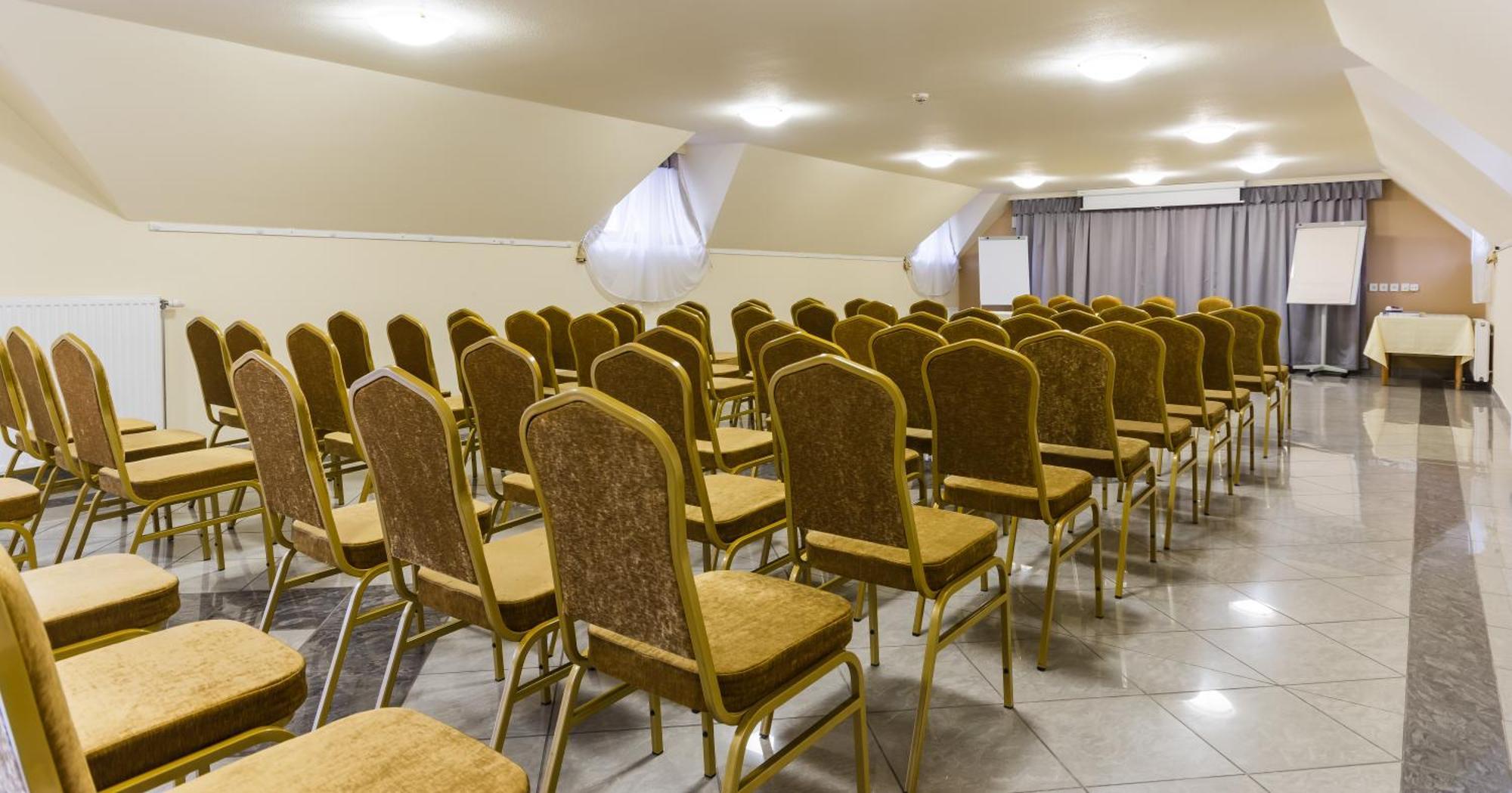 Vinum Hotel Kiskoros Buitenkant foto