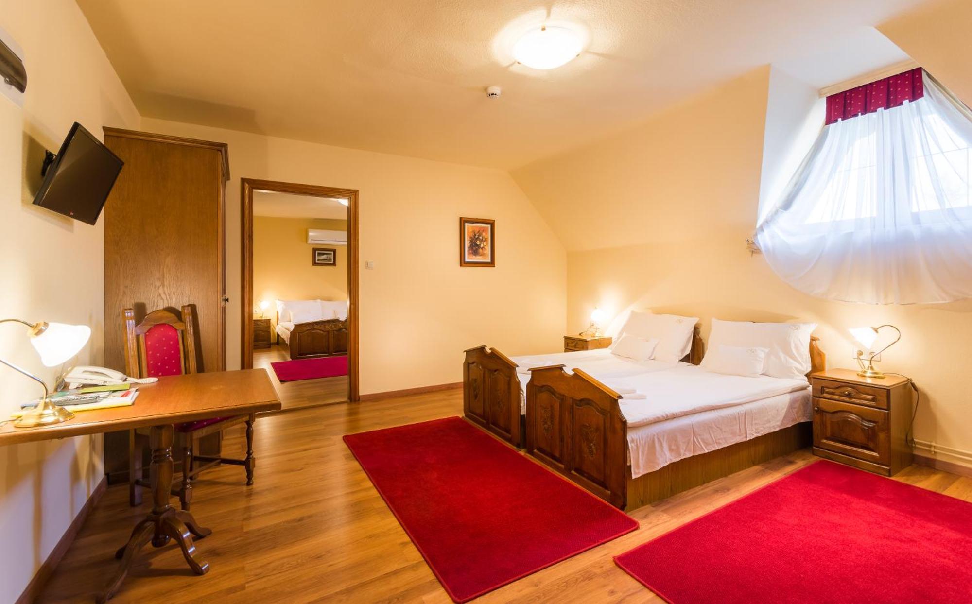 Vinum Hotel Kiskoros Buitenkant foto