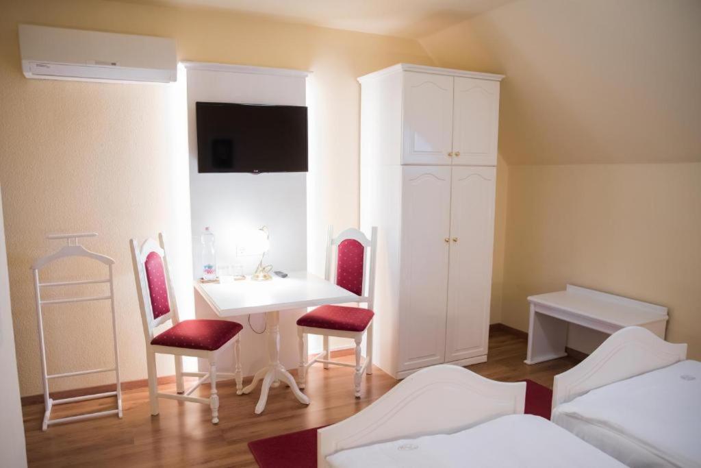 Vinum Hotel Kiskoros Buitenkant foto