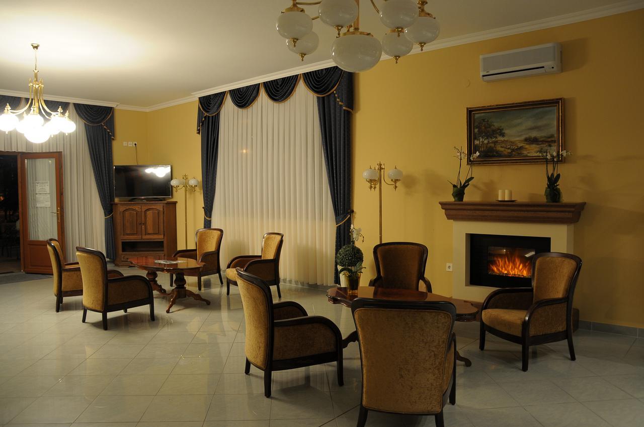 Vinum Hotel Kiskoros Buitenkant foto