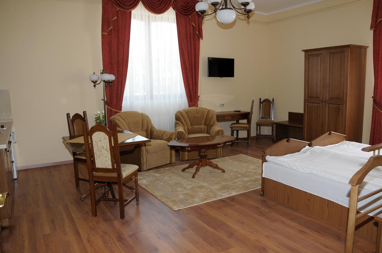 Vinum Hotel Kiskoros Buitenkant foto