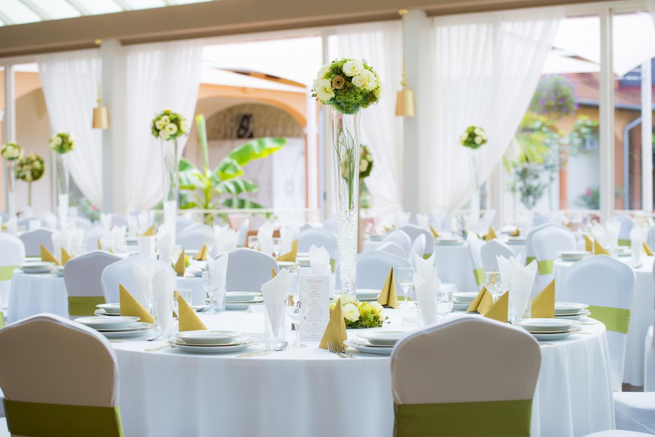 Vinum Hotel Kiskoros Buitenkant foto