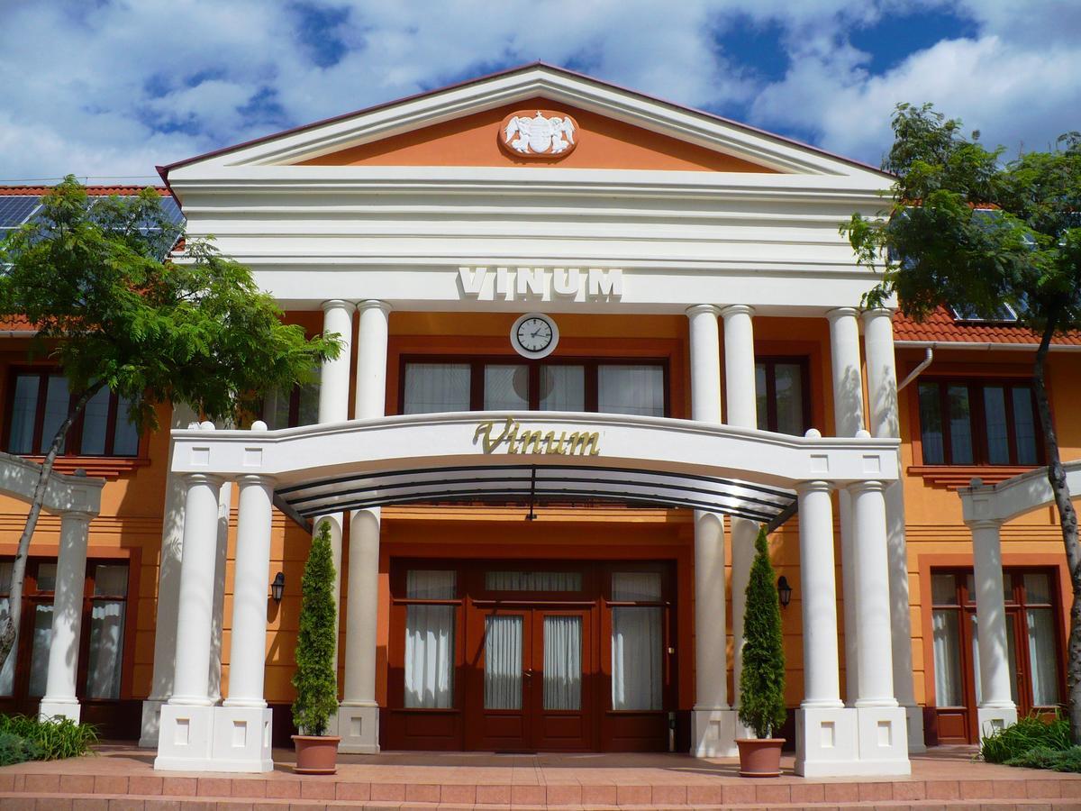 Vinum Hotel Kiskoros Buitenkant foto