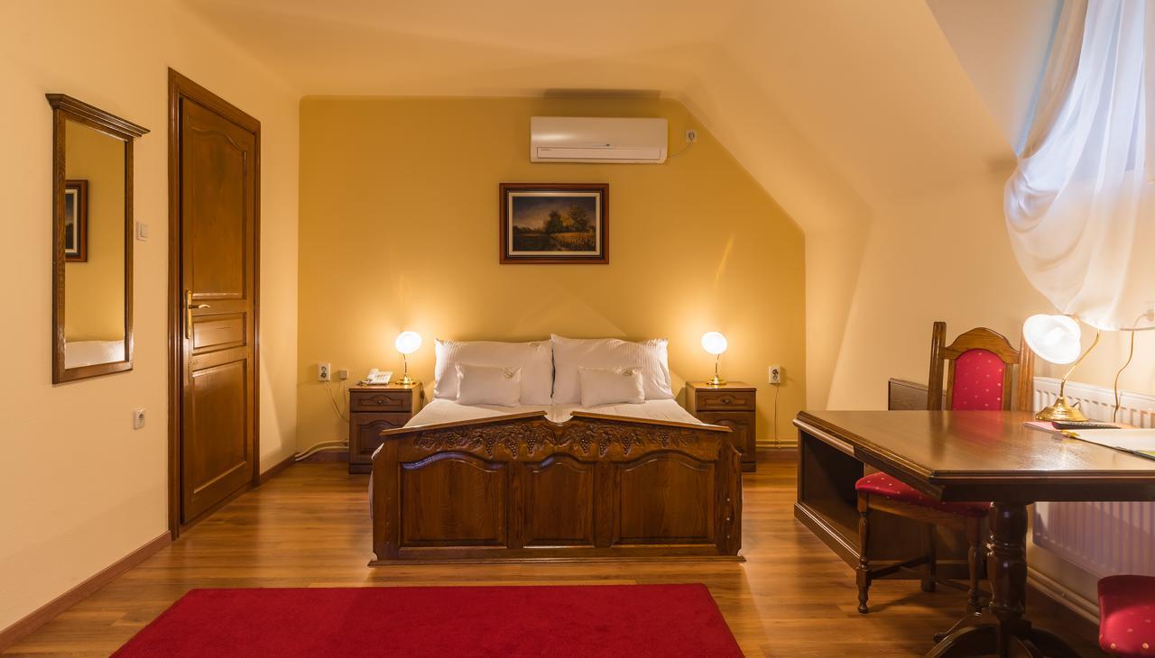 Vinum Hotel Kiskoros Buitenkant foto