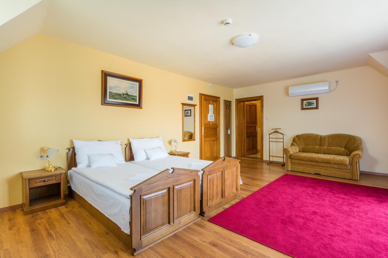 Vinum Hotel Kiskoros Buitenkant foto