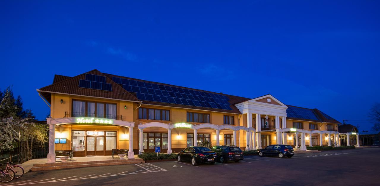 Vinum Hotel Kiskoros Buitenkant foto