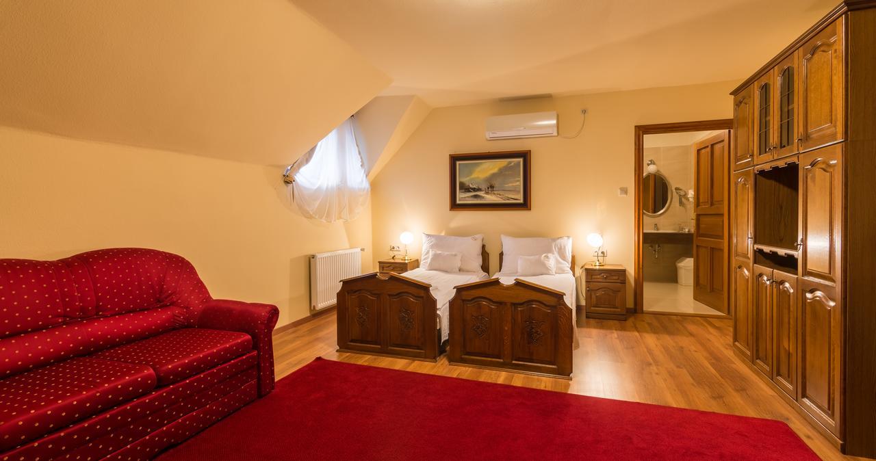 Vinum Hotel Kiskoros Buitenkant foto